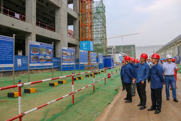 3  祝总仔细听取项目现场开云集团网页版宣传介绍.jpg