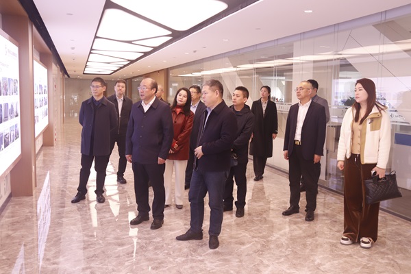 集团公司董事长祝建明陪同孙秘书长一行参观开云集团网页版长廊.jpg